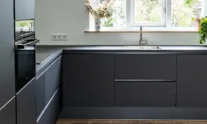 Jaki blat do szarych mebli - idealne kolory i materiały do kuchni