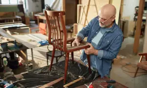 Jak obic krzesło materiałem i odnowić mebel w prosty sposób