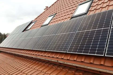 Jak podłączyć panele solarne: uniknij najczęstszych błędów i problemów