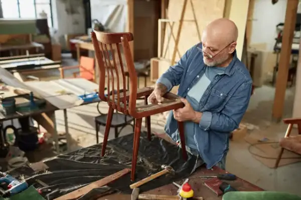 Jak obic krzesło materiałem i odnowić mebel w prosty sposób